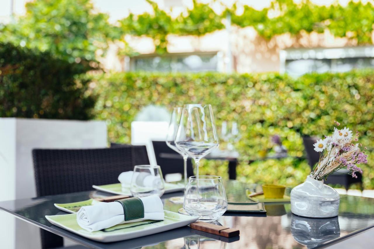 Le Carre D'Alethius Logis Hotel Restaurant Charmes-sur-Rhone Exterior photo