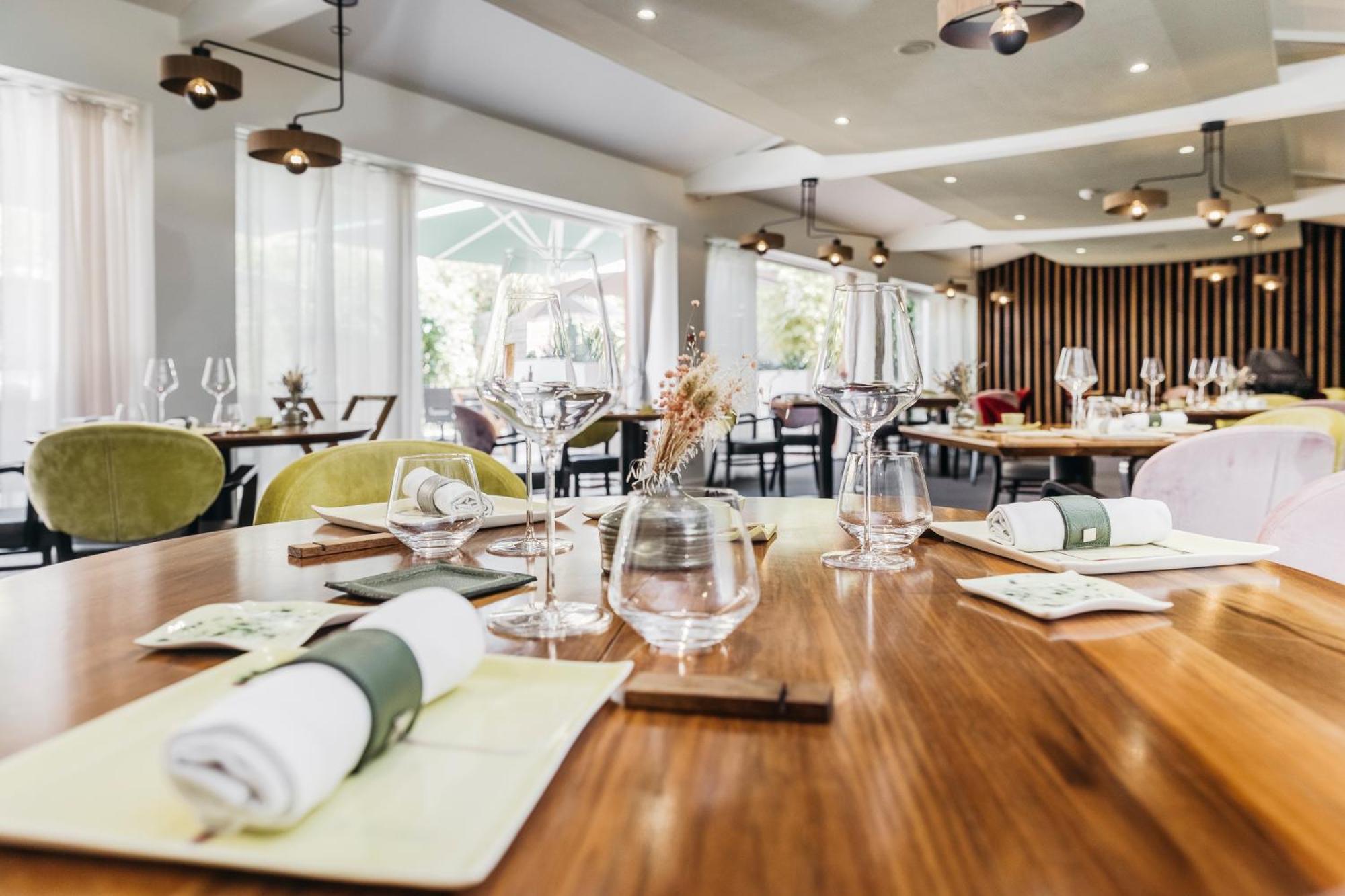 Le Carre D'Alethius Logis Hotel Restaurant Charmes-sur-Rhone Exterior photo