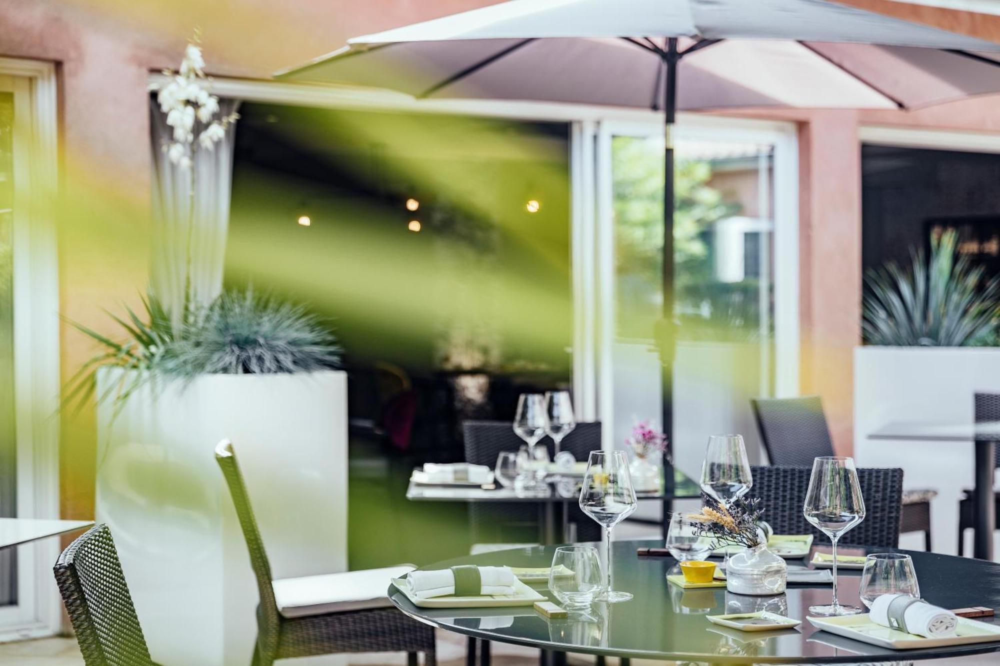 Le Carre D'Alethius Logis Hotel Restaurant Charmes-sur-Rhone Exterior photo