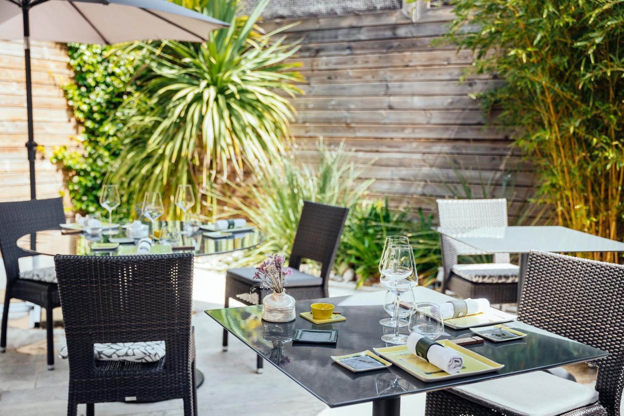 Le Carre D'Alethius Logis Hotel Restaurant Charmes-sur-Rhone Exterior photo